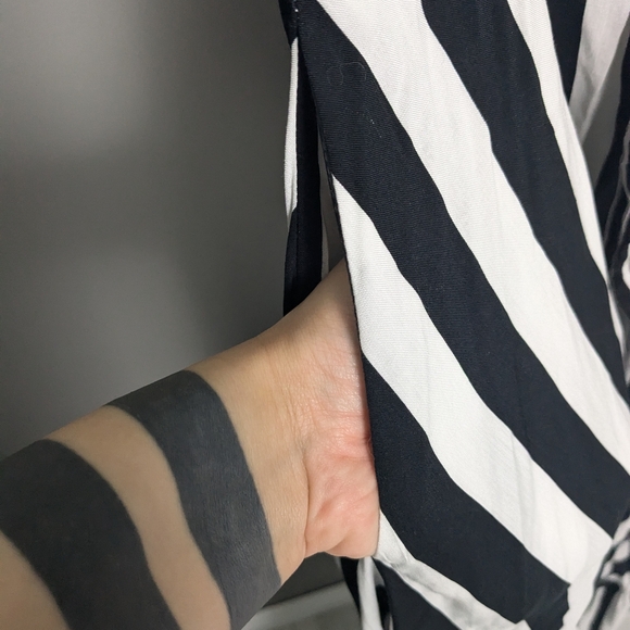 BNWT (but flawed) Collectif Black and White Striped Katrina Dress in a UK 18 - Picture 5 of 6